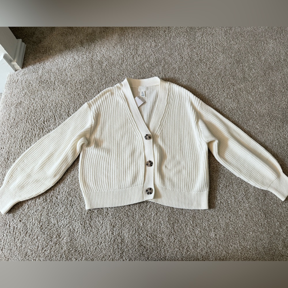 NWT Women’s H&M Sweater Size Medium